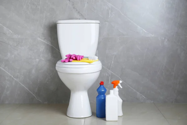 Toalettskål Och Olika Rengöringsmedel Inomhus — Stockfoto