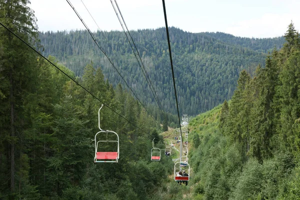 Dağ Köyünde Kayak Yeşil Ağaçlar — Stok fotoğraf