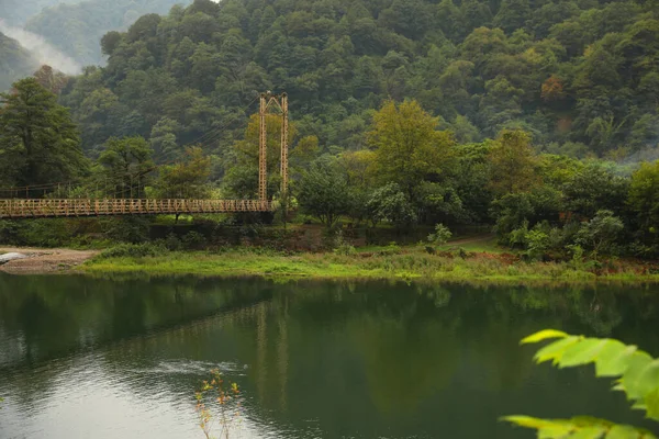Rusty Kovový Most Přes Řeku Horách — Stock fotografie