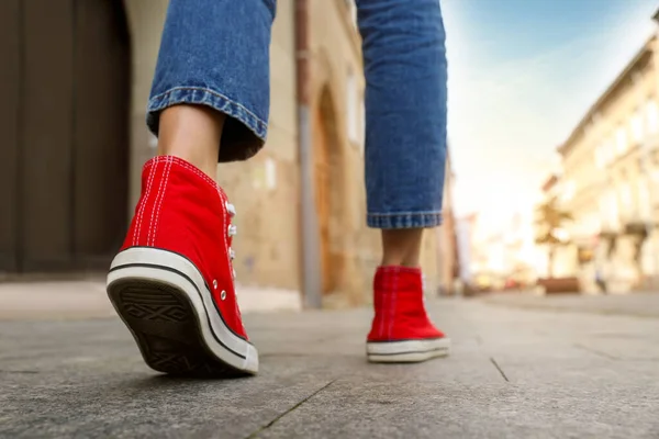 Mujer Zapatillas Deporte Con Estilo Caminando Por Calle Ciudad Primer —  Fotos de Stock