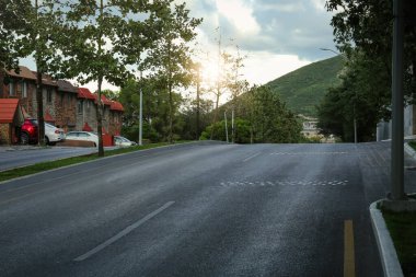 Boş asfalt otoyolun güzel manzarası.