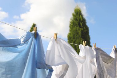 Temiz giysiler çamaşır ipine asılı, yakın plan. Çamaşır kurutuyorum.