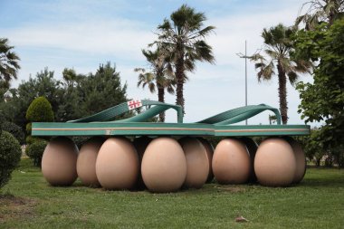 Batumi, Gürcistan - 24 Haziran 2022: Yumurta Üstünde Deniz Terlikleri