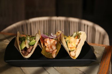 Masada karides ve sebzeli takolar.