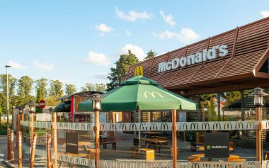 VARŞAN, POLAND - 16 EYLÜL 2022: City Caddesi 'ndeki McDonald' s Restoranı