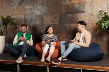 Ofis çalışanları iş yerindeki dinlenme odasında birlikte mola veriyor.