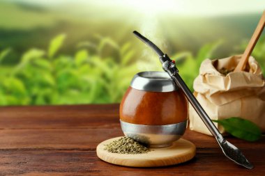 Ahşap masada çay ve bombilla eşliğinde Calabash. Metin için boşluk