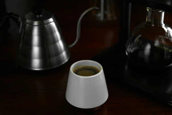 カフェの木製テーブルの上にコーヒーと真空メーカーとカップ — ストック写真