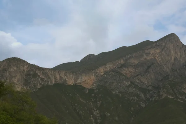 Живописный Пейзаж Высокими Горами Мрачным Небом Открытом Воздухе — стоковое фото