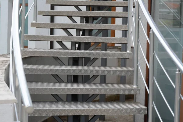 Kilátás Gyönyörű Fém Lépcsők Korlátok Szabadban — Stock Fotó