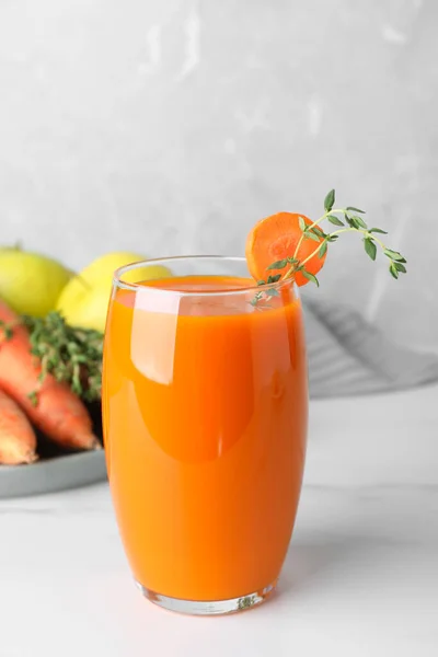 Стекло Здоровым Морковным Соком Ингредиентами Белом Столе — стоковое фото