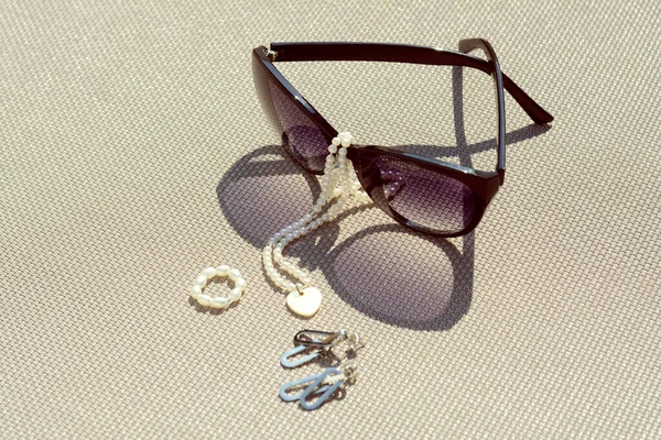 Óculos Sol Elegantes Jóias Superfície Cinza — Fotografia de Stock