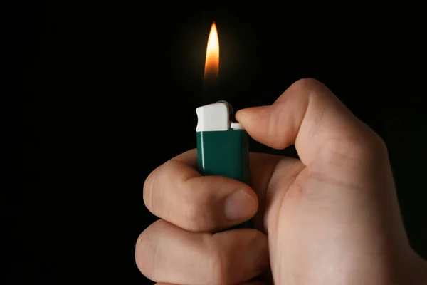 Mężczyzna Trzyma Zieloną Zapalniczkę Czarnym Tle Zbliżenie — Zdjęcie stockowe