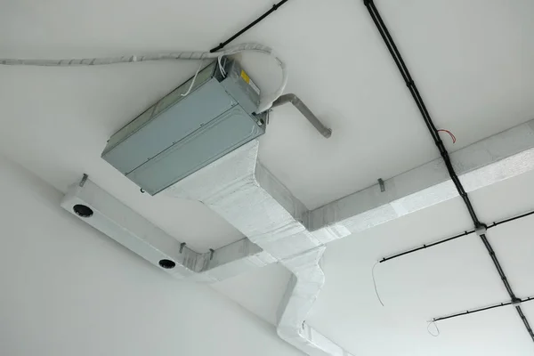 Ventilationssystem Med Rör Och Ledningar Taket — Stockfoto