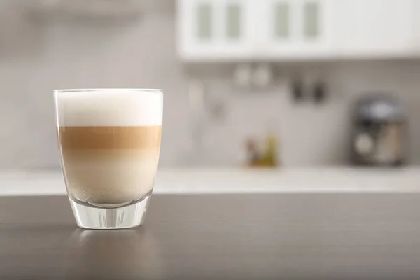 Mutfaktaki Tezgahın Üstünde Bir Bardak Aromatik Kahve Mesaj Için Yer — Stok fotoğraf