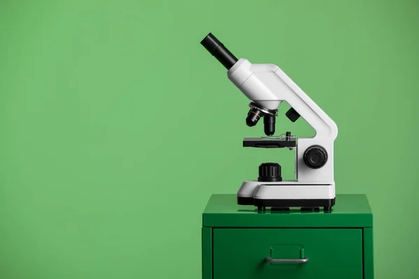 Laboratuar Çekmecesinde Modern Tıbbi Mikroskop Yeşil Arkaplan Metin Için Alan — Stok fotoğraf