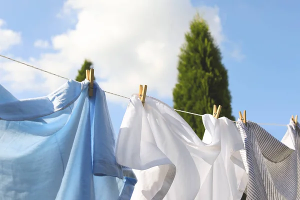 Καθαρά Ρούχα Κρέμονται Στο Πλυντήριο Εξωτερικούς Χώρους Κοντά Στεγνό Πλυντήριο — Φωτογραφία Αρχείου