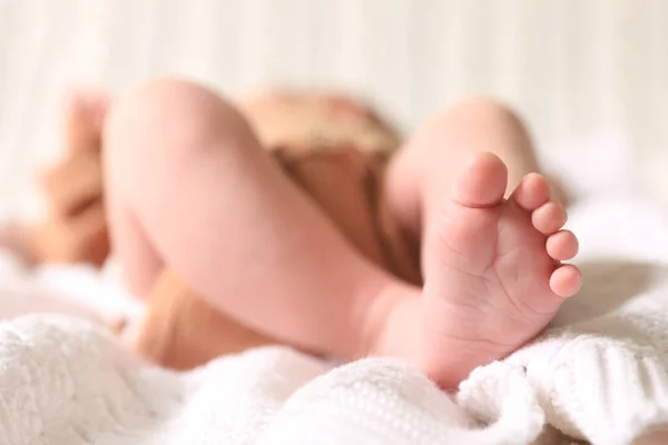 Cute Newborn Baby Lying White Knitted Plaid Closeup Legs Space — Stock Photo, Image