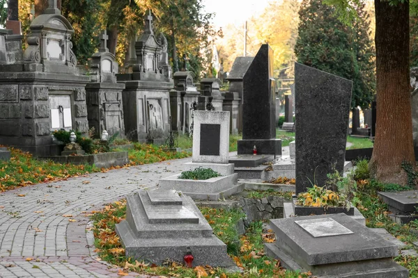 Багато Надгробків Мощених Пішохідних Доріжок Кладовищі — стокове фото