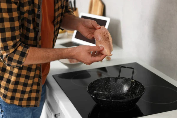 Mutfakta Dizüstü Bilgisayarla Yemek Kursunu Izlerken Tavuklu Filetoyu Kızartma Tavasına — Stok fotoğraf