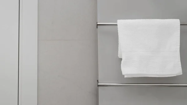 Sauberes Handtuch Auf Beheizter Schiene Badezimmer Platz Für Text — Stockfoto