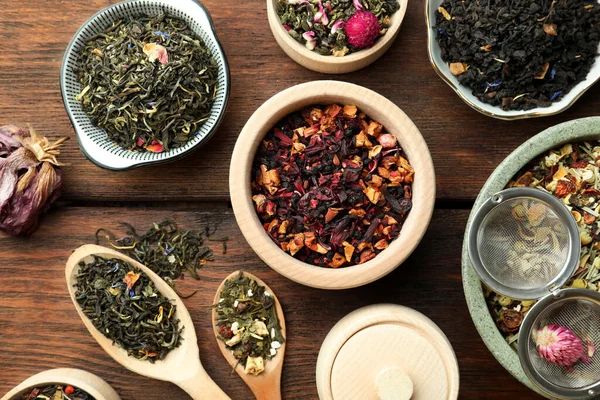 Tahta Masanın Üzerinde Bir Sürü Farklı Bitki Çayı Var — Stok fotoğraf
