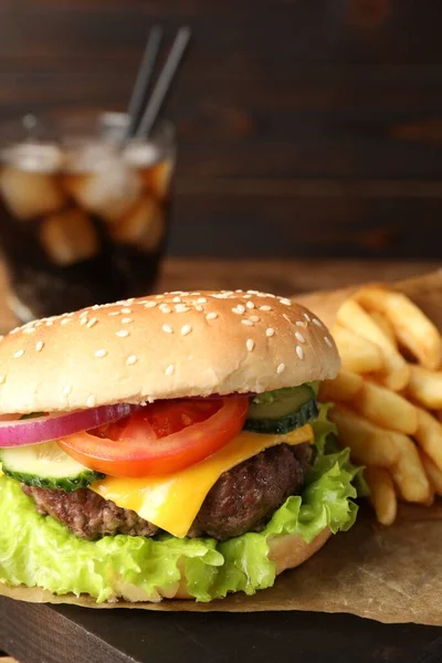Lahodný Burger Limonáda Hranolky Podávané Dřevěném Stole Detailní Záběr — Stock fotografie