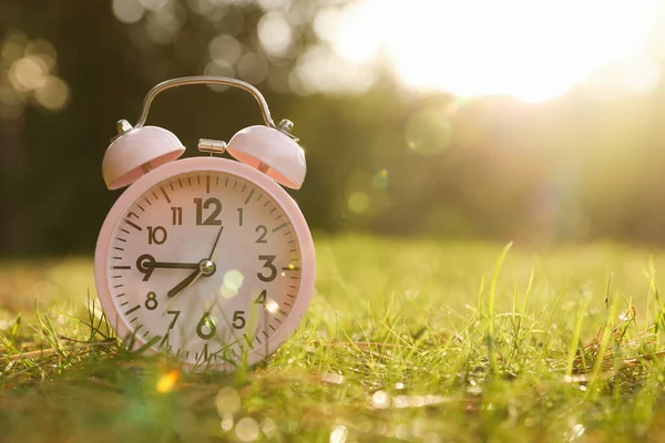Reloj Despertador Rosa Césped Verde Aire Libre Espacio Para Texto —  Fotos de Stock
