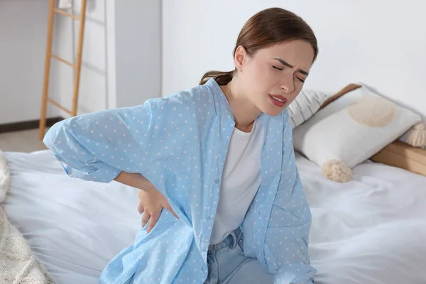 Žena Trpící Bolestí Zad Když Sedí Doma Posteli Symptom Skoliózy — Stock fotografie