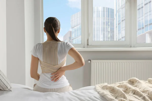 Ortopedik Korseli Bir Kadın Yatak Odasında Oturuyor — Stok fotoğraf