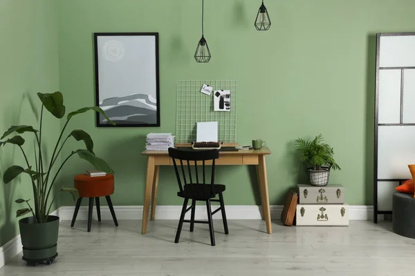 薄い緑の壁の近くの木製のテーブルの上にタイプライター 紙やムードボードのスタック 作家の職場 — ストック写真