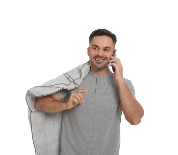 Чоловік Тримає Чохол Одягом Розмовляючи Телефону Ізольований Білому Послуги Хімчистки — стокове фото