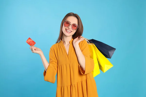 Boldog Fiatal Bevásárló Táskákkal Hitelkártyával Világoskék Háttérrel Nagy Üzlet — Stock Fotó