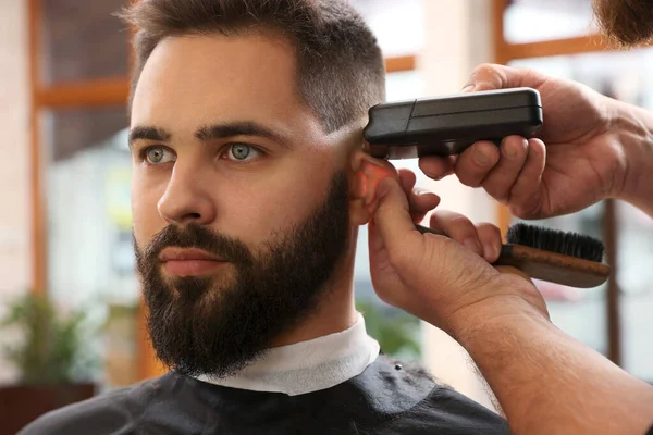 Professioneller Friseur Arbeitet Mit Kunden Friseursalon Nahaufnahme — Stockfoto