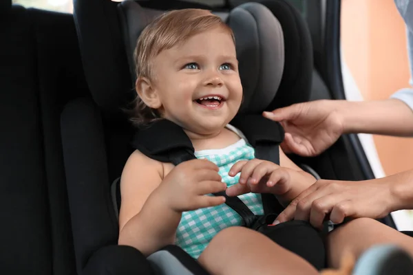Mutter Schnallt Ihre Tochter Kindersitz Auto Fest — Stockfoto