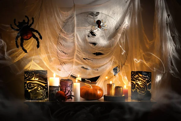 Verschiedene Halloween Dekor Auf Kamin Drinnen Festliches Interieur — Stockfoto