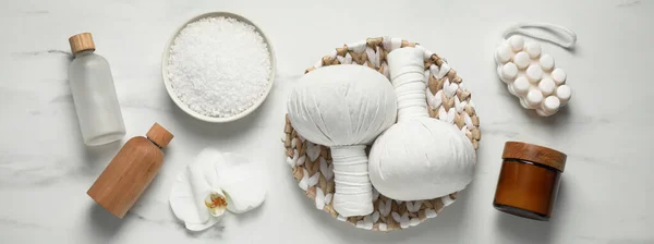 Platte Lay Compositie Met Kruidenmassagezakken Andere Spaproducten Witte Marmeren Tafel — Stockfoto