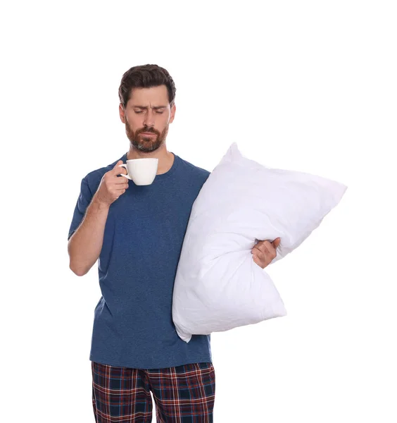 Uomo Stanco Con Tazza Bevanda Cuscino Morbido Sfondo Bianco — Foto Stock