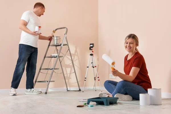 Happy Couple Painting Tools Apartment Repair — Stock Photo, Image