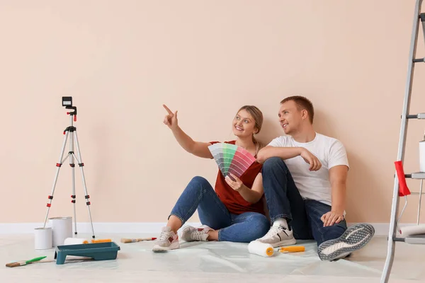 Ζευγάρι Μάρκες Χρώμα Συζητώντας Νέο Χρώμα Τοίχου Στο Διαμέρισμα Κατά — Φωτογραφία Αρχείου