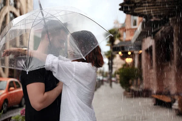 Jong Stel Met Paraplu Genieten Van Tijd Samen Onder Regen — Stockfoto