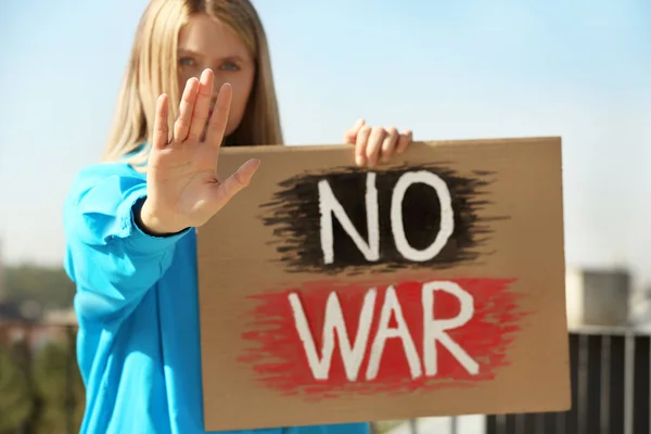 悲伤的女人举着写有 没有战争 字样的海报 在外面表现出停止的姿态 — 图库照片
