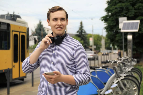 Stilig Ung Man Med Hörlurar Och Smartphone City Street — Stockfoto