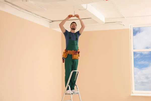 Électricien Uniforme Avec Pinces Réparant Câblage Plafond Intérieur — Photo