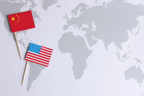 世界地图上的美国和中国国旗 顶部有文字空间 贸易战概念 — 图库照片