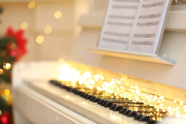 白色钢琴 室内有节日装饰和便条 有文字空间 圣诞音乐 — 图库照片