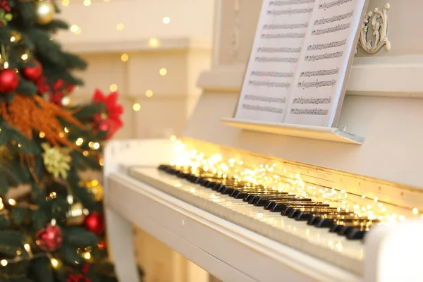 Біле Фортепіано Святковим Декором Листками Нот Приміщенні Різдвяна Музика — стокове фото