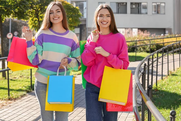城市街道上的漂亮的年轻妇女 提着购物袋 — 图库照片