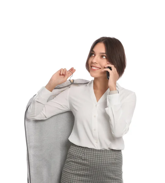 Kadın Telefonda Konuşurken Giysi Kılıfı Tutuyor Bembeyaz Kuru Temizleme Servisi — Stok fotoğraf
