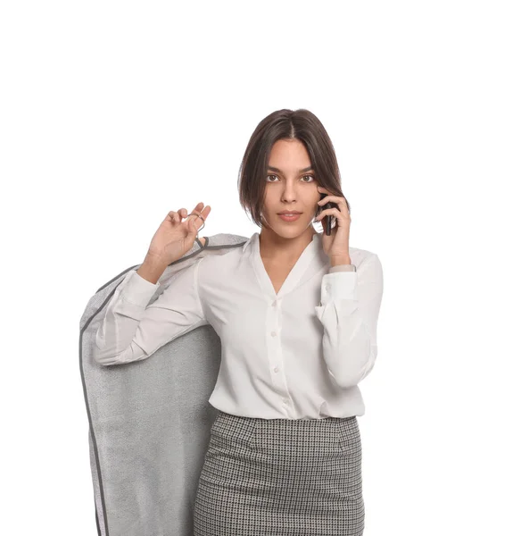 Kobieta Trzymająca Szatę Ubraniu Podczas Rozmowy Telefonicznej Odizolowana Biało Usługi — Zdjęcie stockowe